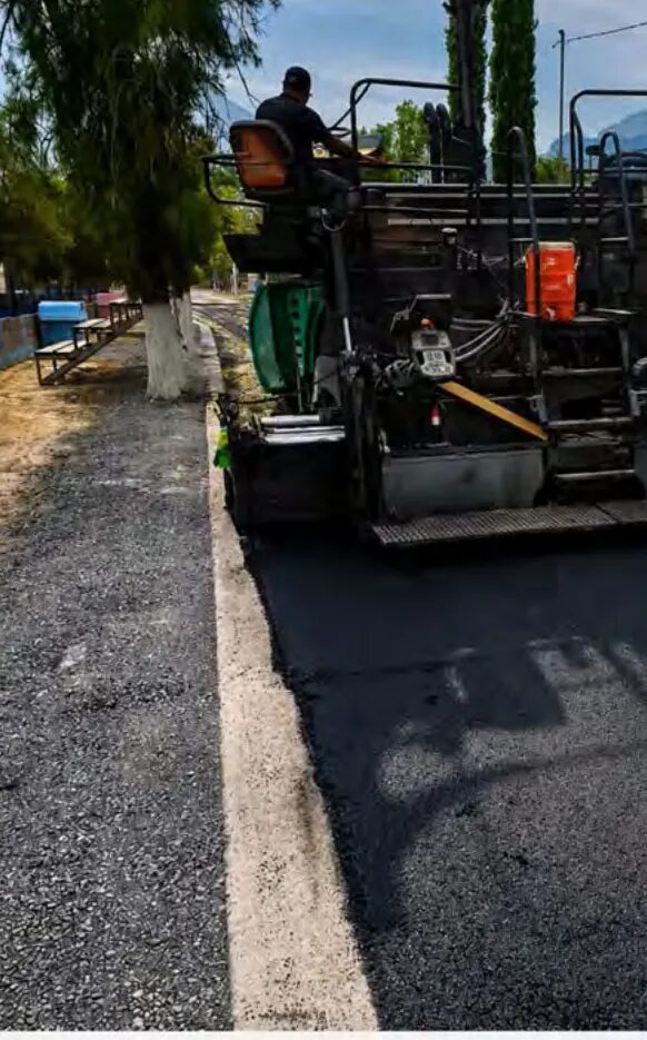 Trabajos de pavimentación con maquinaria en vialidad