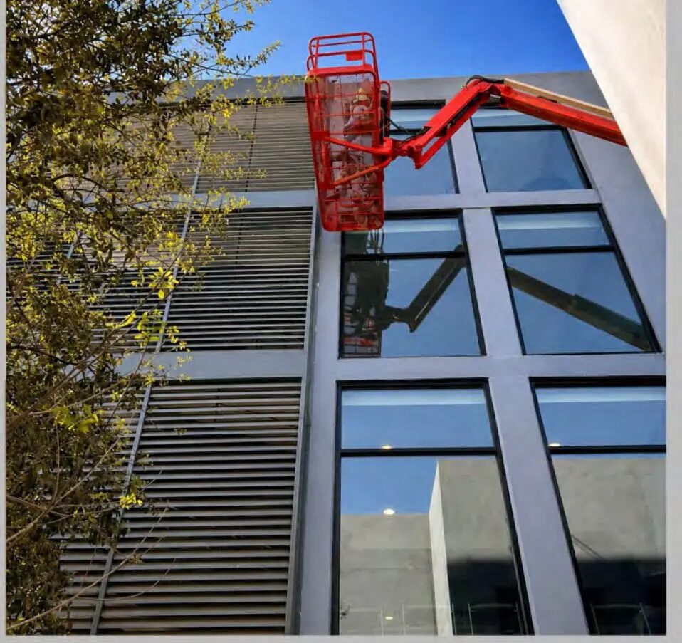 Trabajos de conservación en fachada del edificio Semac de la UANL