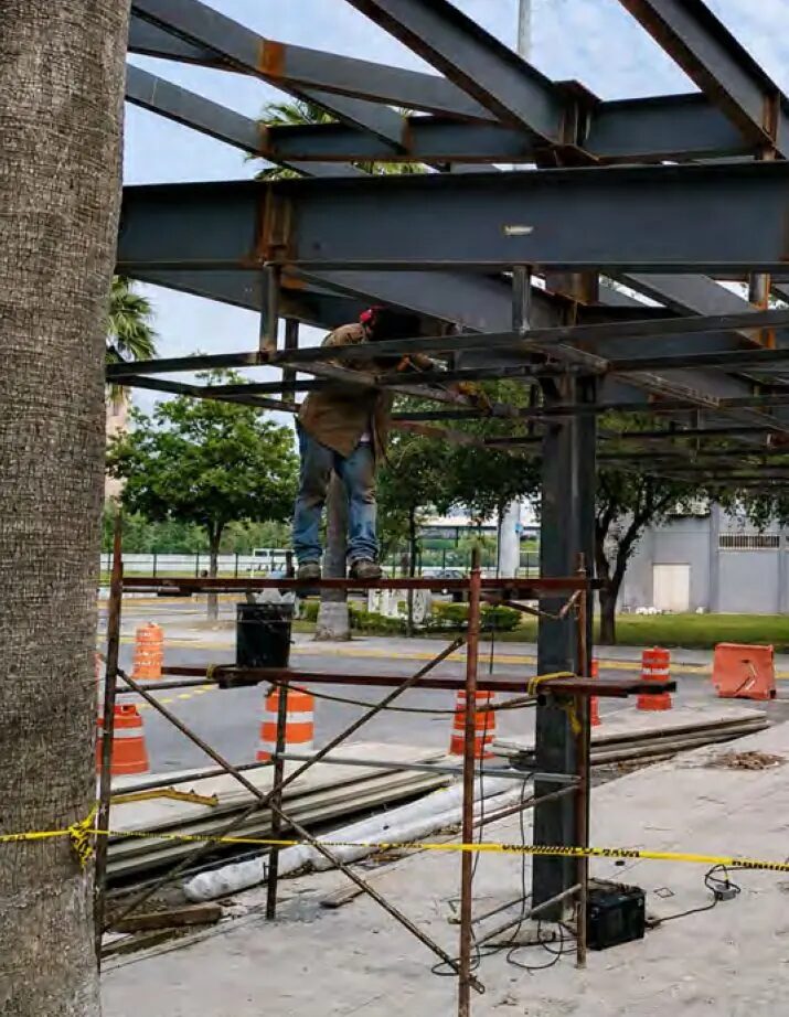 Montaje de estructura metálica en obra