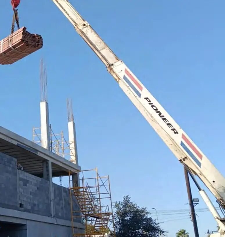 Grúa colocando material en una obra de ALVAQUIMA