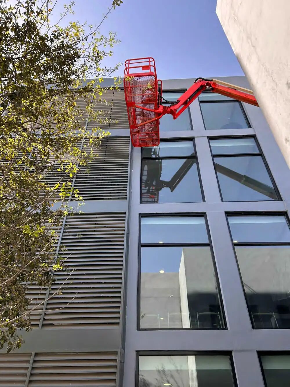 Trabajo de mantenimiento en altura sobre fachada de edificio