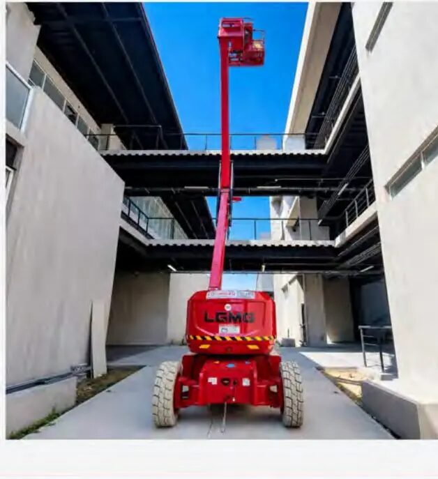 Plataforma elevadora en operación entre naves