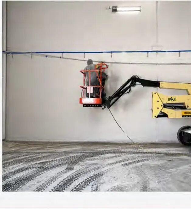 Mantenimiento de muro interior con equipo especializado